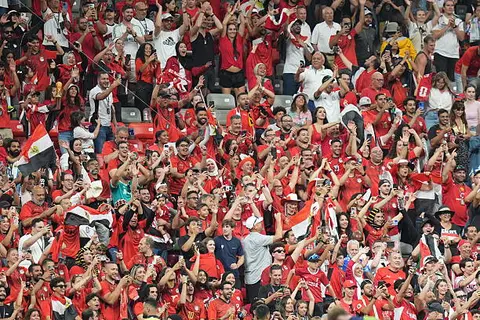 بالشماريخ.. احتفالات الجماهير الليبية بتأهل منتخب مصر لثمن نهائي كأس العالم (فيديو)